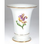 Meißen-Kratervase, Pfeifferzeit (1924-1934), Bunte Blume 1 mit Goldrändern, 1. Wahl, H. 19,5 cm