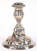 Leuchter, 1-flammig, 830er Silber, Dresdner Barock, runder, geschweift gerippter Fuß gefüllt, kurze