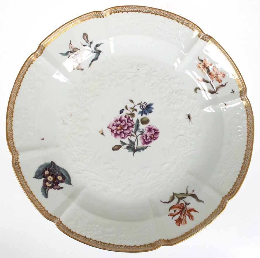 Große Meissen-Platte, rund, ca. 1750-1774, Alte Blumenmalerei mit Insekten und goldener Zierkante,