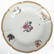 Große Meissen-Platte, rund,  ca. 1750-1774, Alte Blumenmalerei mit Insekten und goldener Zierkante,