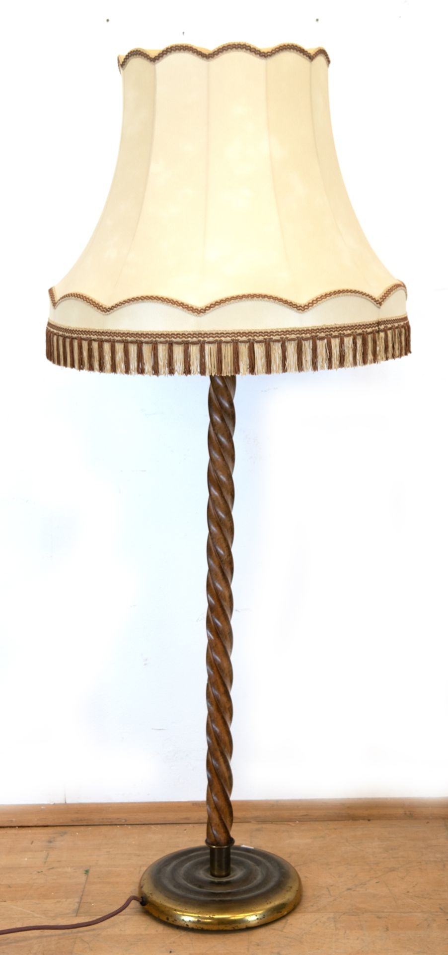 Stehlampenfuß, 2-flammig, auf rundem, messingfarbenem Fuß spiralförmig gedrehter Holzschaft, H. 150