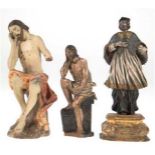 3 Heiligenfiguren, 18. Jh., Holz geschnitzt und teilweise farbig gefaßt, unterschiedliche Größen, H