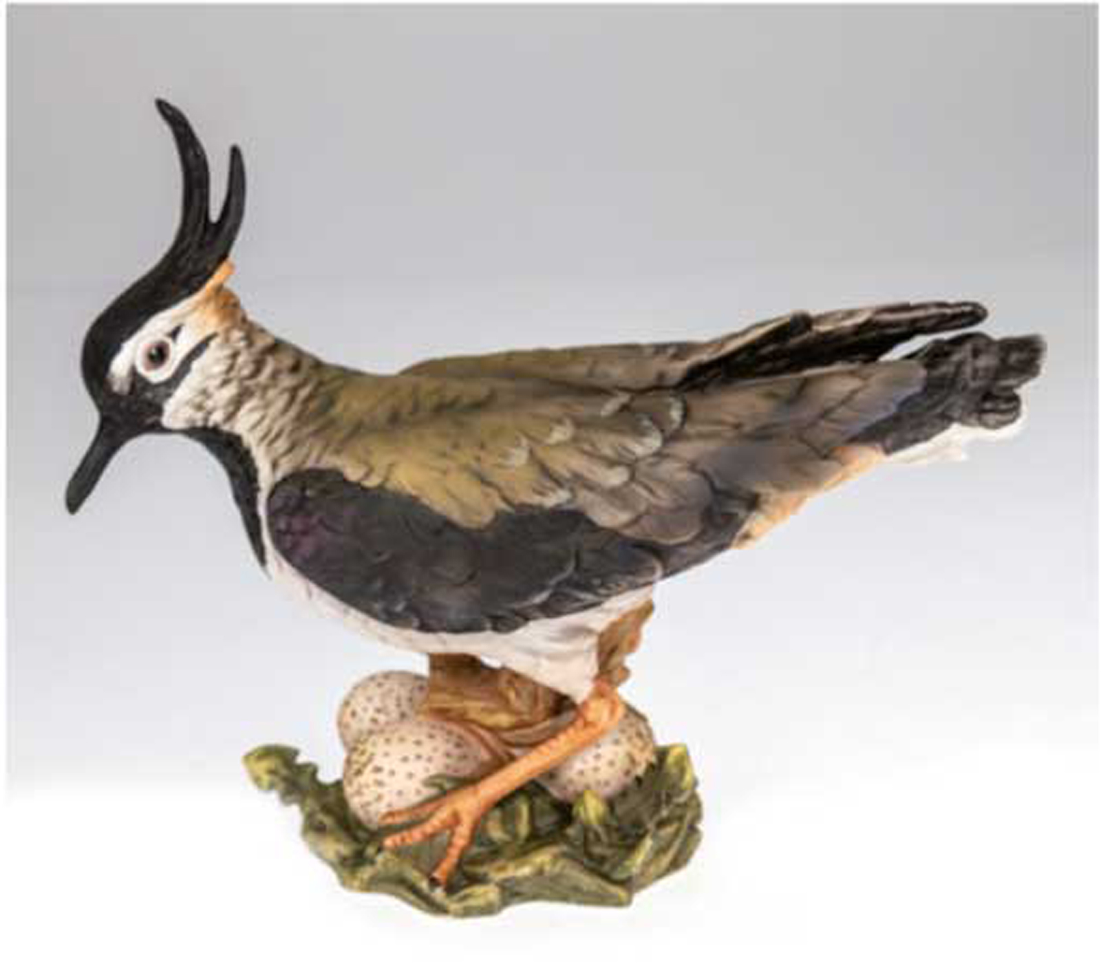 Porzellanfigur "Kiebitz", Goebel, Vogel des Jahres 1996, polychrom bemalt, H. 18 cm