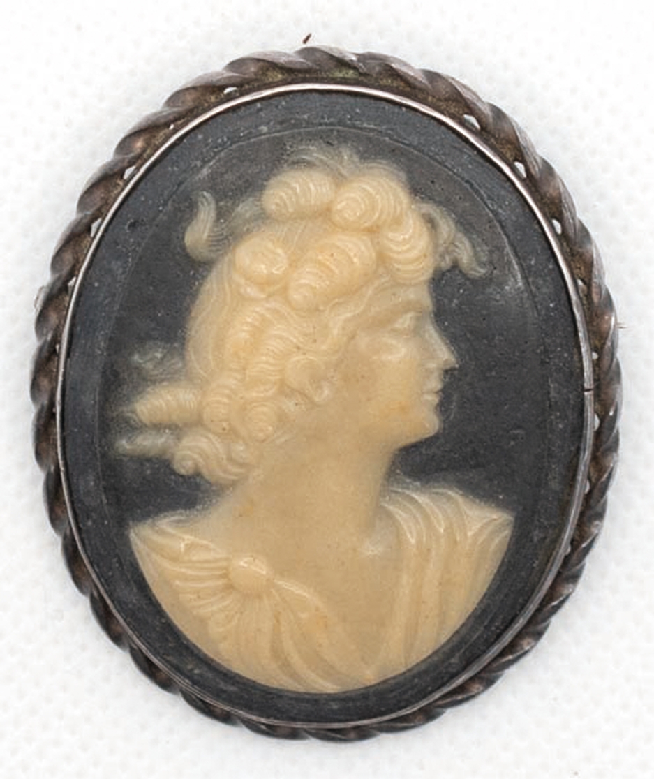 Brosche, Camee mit Frauenporträt, beinfarben auf grauem Grund, Guß, in ovaler Silber-Fassung, 5x4,2