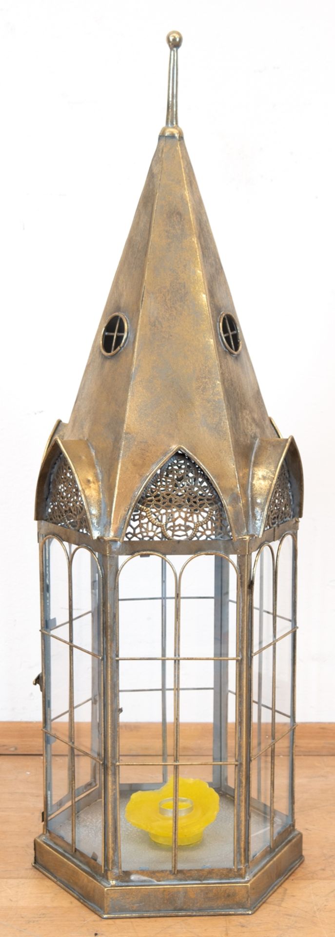Laterne/ Windlicht, Metall, goldfarbend gefasst, in Form eines Turmes, mit gesprossten Fenstern, G