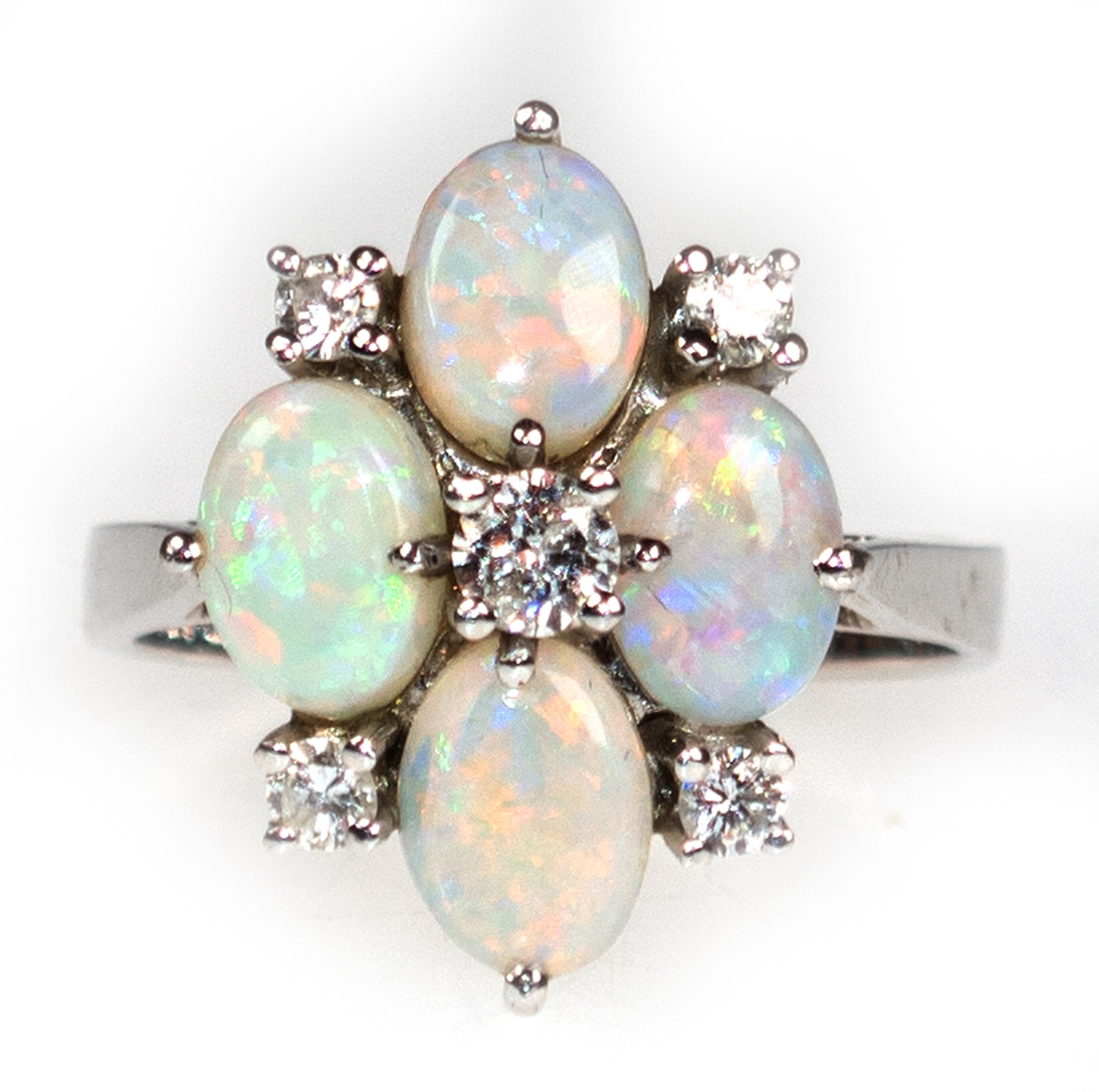 Opal-Brillant-Ring in Blütenform, 585er WG, ausgefaßt mit 4 Vollopalen, ovale Cabochons, von zus. c