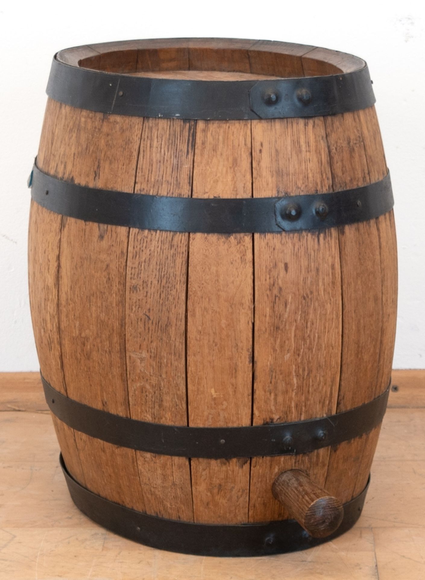 Holzfaß, Eiche mit 4 Eisenbändern, Holzstopfen, ovaler Querschnitt, ca. 43x45x42 cm