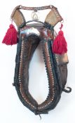 Pferdekummet, um 1900, mit Leder bezogender gepolsterter Ring und Messingblechverzierungen, teilwei