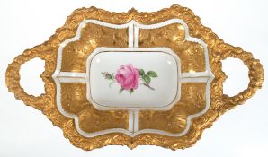 Meissen-Prunk-Henkelschale, Rote Rose, goldbronzierter reliefierter Floraldekor, unterglasurblaue S