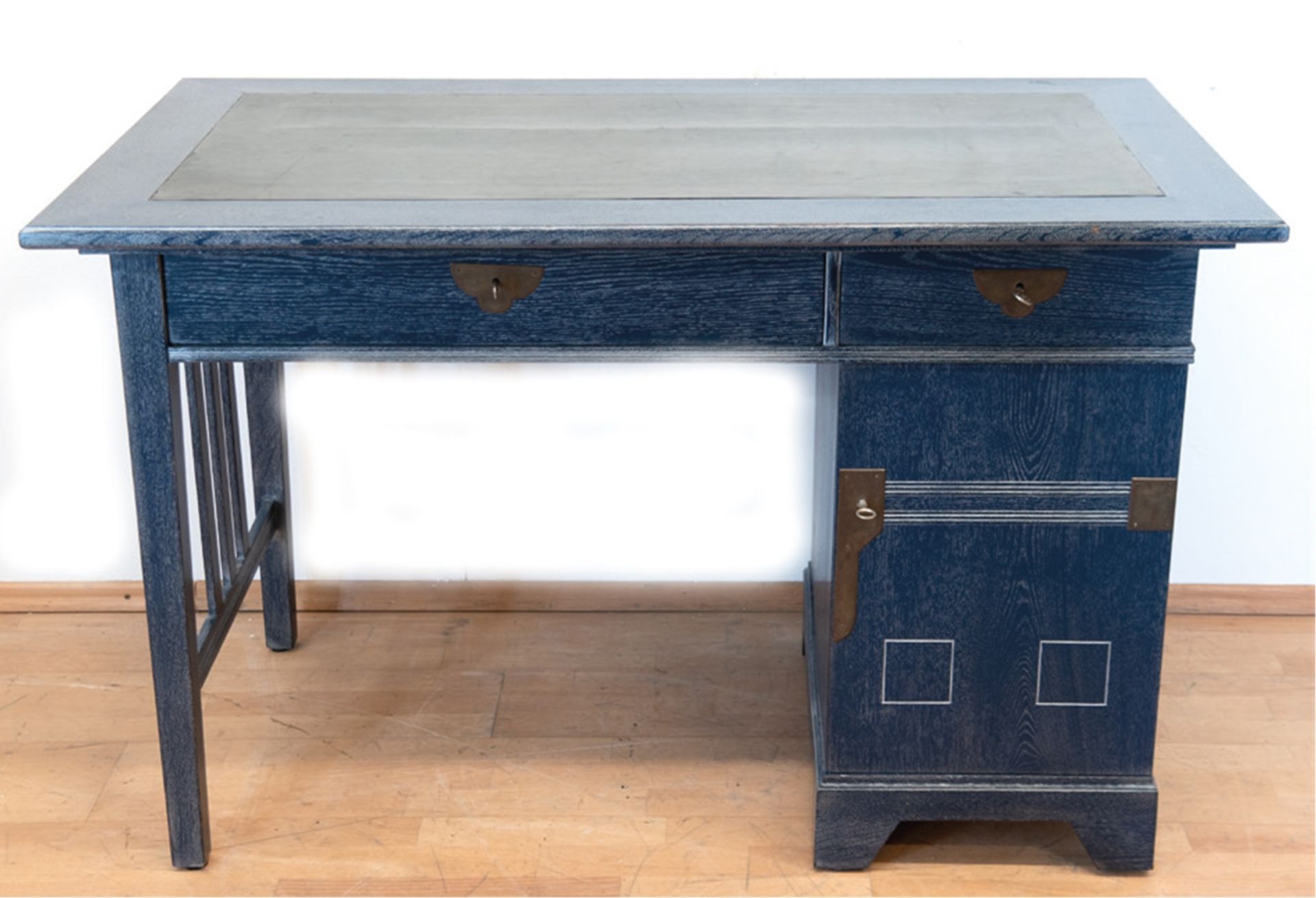 Jugendstil-Schreibtisch und Stuhl, Eiche, blau und Silber gefaßt, Tisch mit rechtsseitiger Tür und  - Bild 2 aus 2