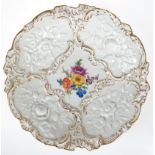 Meissen-Prunkteller, Pfeifferzeit 1924-1934, mittig polychromes Blumenbukett, Fahne mit 4 goldgerah