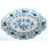 Meissen-Schälchen, oval, Zwiebelmuster, geschweift gerippte Wandung, 1. Wahl, 5x27,5x19,5 cm