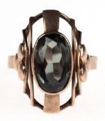 Ring,  333er GG, ovaler , durchbrochen gearbeiteter Ringkopf besetzt mit dunkelgrünem Stein, wohl T