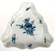 Meißen-Dreieckschale, 18. Jh., Deutsche blaue Blume mit Insekten, Stand mit Brandriß, Gebrauchspure