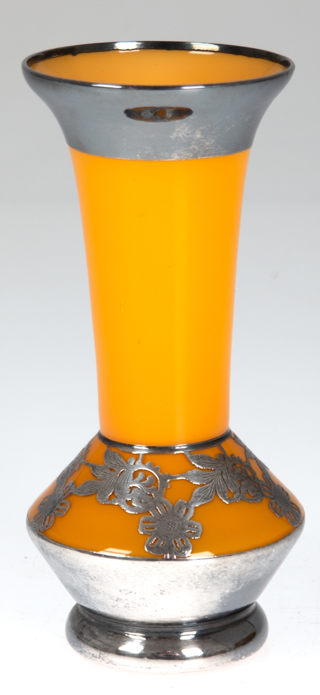 Jugendstil-Vase, Glas mit orangem Innenfang und floraler Silberauflage, Gebrauchspuren, H. 15 cm