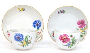 2 Meissen-Tassen mit UT, Bunte Blume 2 mit Goldrand, 2 Schleifstriche