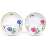 2 Meissen-Tassen mit UT, Bunte Blume 2 mit Goldrand, 2 Schleifstriche