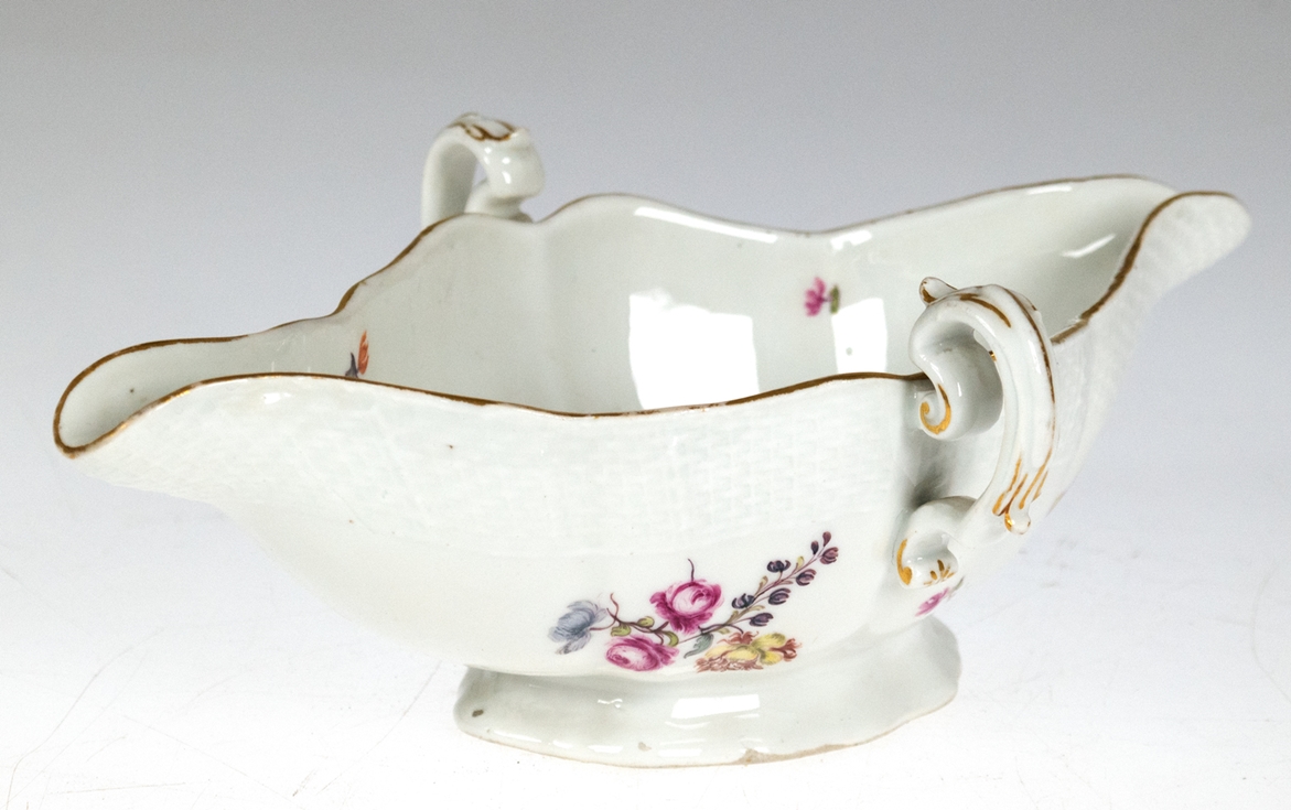 Meissen-Sauciere, 19. Jh., Bunte Blume mit Goldrand, Altozier, Gebrauchspuren, 1. Wahl, L. 23,5 cm