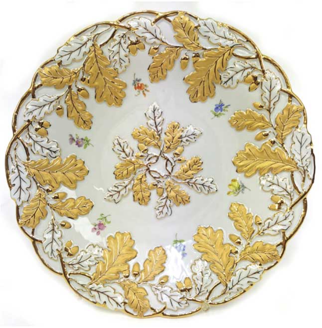 Meissen-Prunkteller, Spiegel und Rand mit goldenem und goldkonturiertem Eichenlaubrelief und Streub