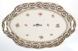 Tablett, Wien, ovale geschweifte Form mit beidseitigen Handhaben, polychromer Blumendekor und Golds