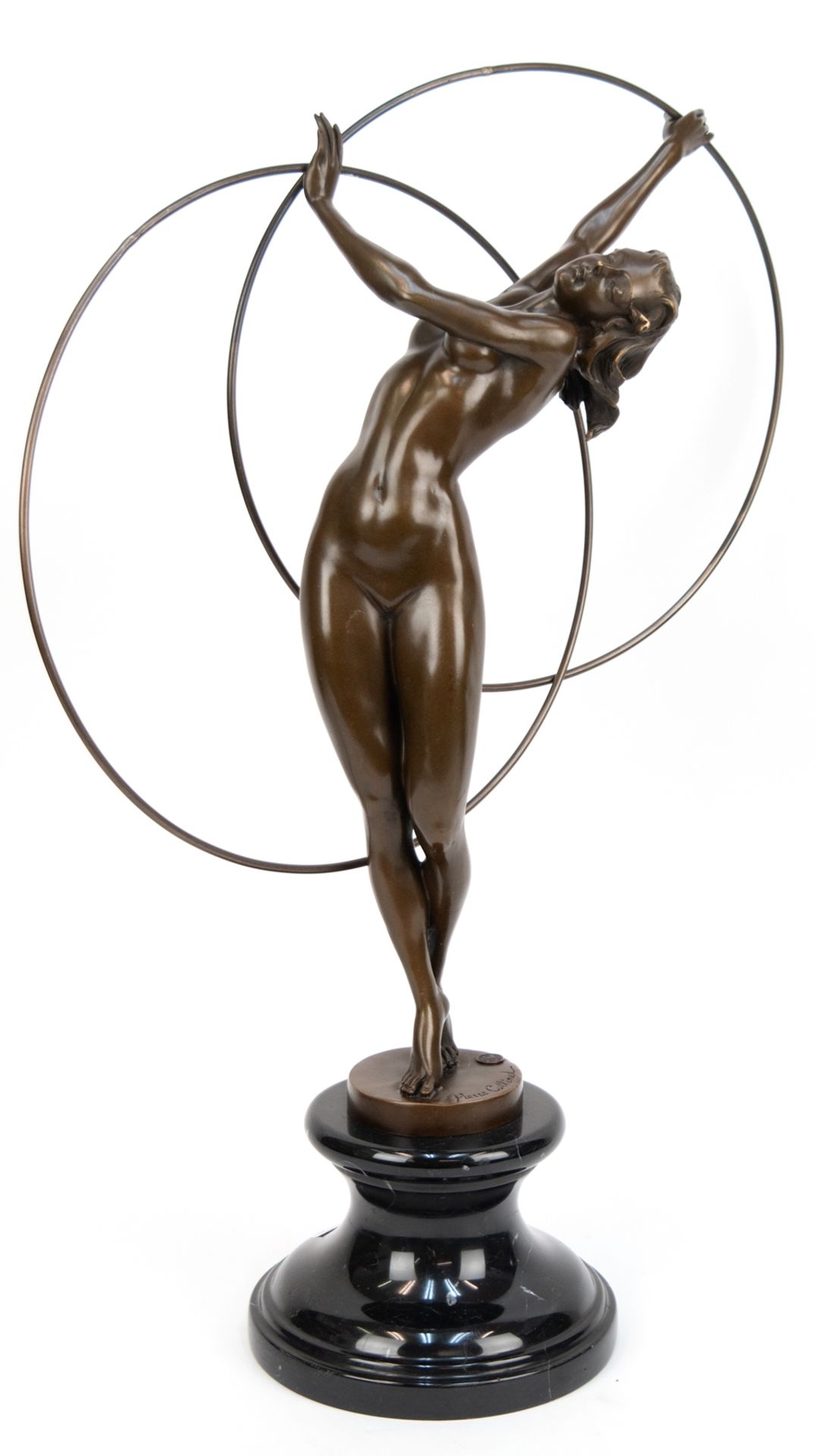 Bronze-Figur "Turnerin mit Reifen", Frankreich, Nachguß, auf rundem Marmorsockel, braun patiniert,