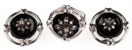 Schmuckset um 1880-1900, Ring und Ohrclips, 585er WG, 16,6 g, Onyx, Diamanten ca. 0,55 ct., Durchme