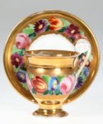 Biedermeier-Ziertasse mit UT, auf Rundfuß ovoider Korpus mit ausschwingendem Lippenrand, hochgezoge