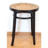 Thonet-Hocker, rund, Bugholz dunkel gefaßt, Sitz mit Rohrgeflecht, Gebrauchspuren, H. 48 cm, Dm. 37