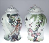 Paar Deckelvasen, groß, Porzellan, China, Balusterform, auf der Wandung Blütenzweig mit Vogelmalere
