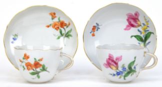 2 Meissen-Tassen mit UT, Bunte Blume 1 und Bunte Blume 2, mit Goldrand, 2 Schleifstriche