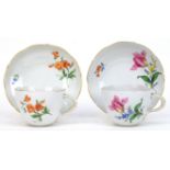 2 Meissen-Tassen mit UT, Bunte Blume 1 und Bunte Blume 2, mit Goldrand, 2 Schleifstriche