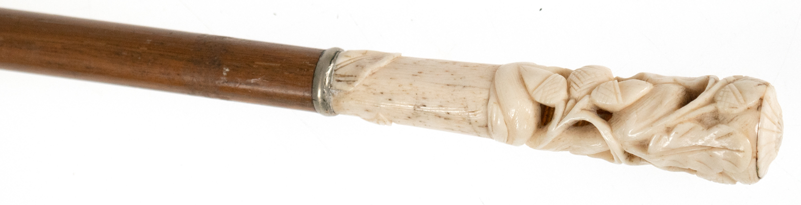 Spazierstock, Bambus, Bein-Knauf, durchbrochen geschnitzt mit Eicheldekor, L. 88 cm