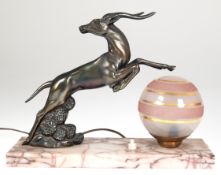 Art Deco-Lampe, figürlich, auf Marmorplatte stehende Gazelle, bronzierter Metallguß, davor kugelför