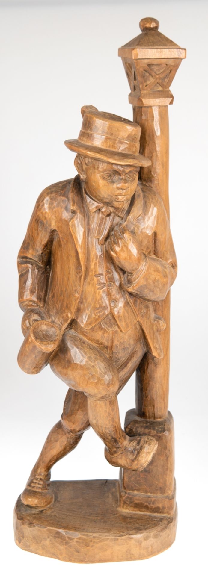 Figur "Herr mit Bierkrug an Laterne stehend", Holz geschnitzt, hinten im Sockel Schwundriß, H. 65,5