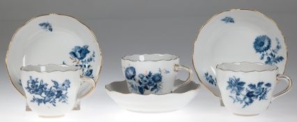 3 Mokka-Tassen mit UT, Blaue Blume mit Insekt und Goldrändern, 1x mit Goldgräsern, Aquatinta, Neuer