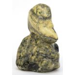 Figur "Affe", Serpentinstein, unterseitig sign. Muchin, rückseitig gerissen, Kopf rep., H. 15,5 cm