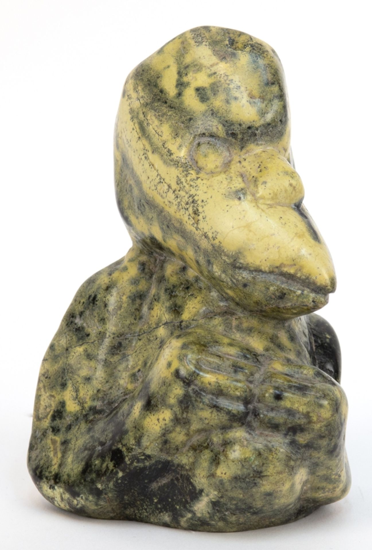 Figur "Affe", Serpentinstein, unterseitig sign. Muchin, rückseitig gerissen, Kopf rep., H. 15,5 cm