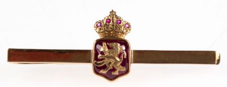 Krawattenspange, 750er GG, 10,3 g, Goldschmiedearbeit, großer Rubin in Wappenform mit goldener Löwe