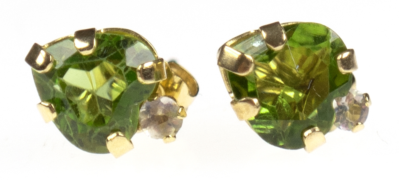 Ohrstecker, GG 10 kt./416, Peridot im Herzschliff 6 mm und weiße Topase