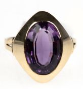 Ring, 585er GG, ca. 4,9 g, ovaler Amethyst ca. 1,3 x 0,9 cm, mit intensiver Farbe, RG 58, Innendurc