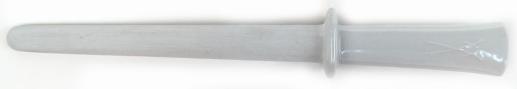 Meissen-Messerschärfer, 1. Wahl, weiß, Griff glasiert, L. 26 cm
