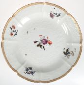 Große Meissen-Platte, rund,  ca. 1740-1780, Alte Blumenmalerei mit Insekten und goldener Zierkante,