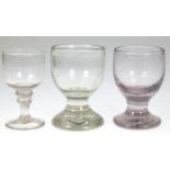 3 diverse Gläser, 19. Jh., je mit Abriß, H. 11,3 cm bis 11,8 cm