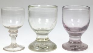 3 diverse Gläser, 19. Jh., je mit Abriß,  H. 11,3 cm bis 11,8 cm