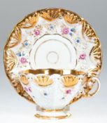 Ziertasse mit UT, wohl Meissen 1824-1850, reliefierter goldener Muschelrand und polychromer Florald