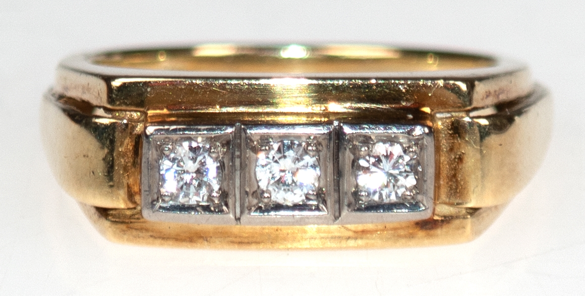 Ring, 585er GG, in Reihe besetzt mit 3 Brillanten von zus. ca. 0,24 ct., Ges.-Gew. 9,04 g, RG 62