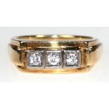 Ring, 585er GG, in Reihe besetzt mit 3 Brillanten von zus. ca. 0,24 ct., Ges.-Gew. 9,04 g, RG 62