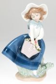 Lladro-Figur "Kleines Mädchen mit Blumenkorb", polychrom bemalt, H. 18 cm