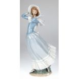 Lladro-Figur "Frau mit Hut im Wind", polychrom bemalt, H. 35,5 cm