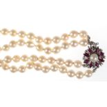 Perlen-Kette, 2-reihig, mit prächtiger Rubinen besetzter 585er WG-Schließe, 585er WG, Zuchtperlen-D